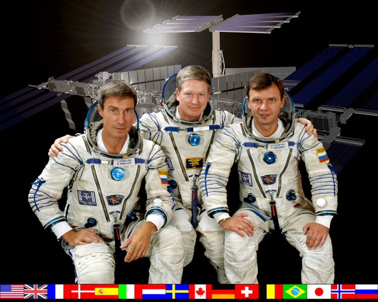 Quelle: Wikipedia - Expedition 1 - Crewfoto Quelle: Wikipedia - Expedition 1 - Crewfoto